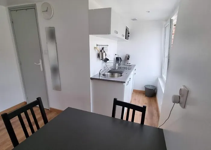 Studio En Rez-De-Chaussee - Le Petit Chateau Avesnois - Tv - Wifi - Logement Entier