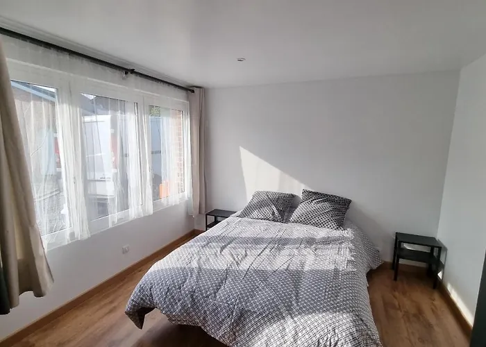 Studio En Rez-De-Chaussee - Le Petit Chateau Avesnois - Tv - Wifi - Logement Entier